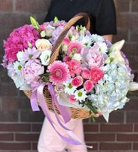 Композиция солнечный день в Камызяке Цветочная композиция из Розы, Хризантемы, Пионы и Лизиантусы в корзине в Камызяке