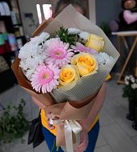 Букет цветов из:  Герберы, Розы и Хризантемы в Камызяке