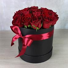 Цветочная композиция из Розы в шляпной коробке в Камызяке